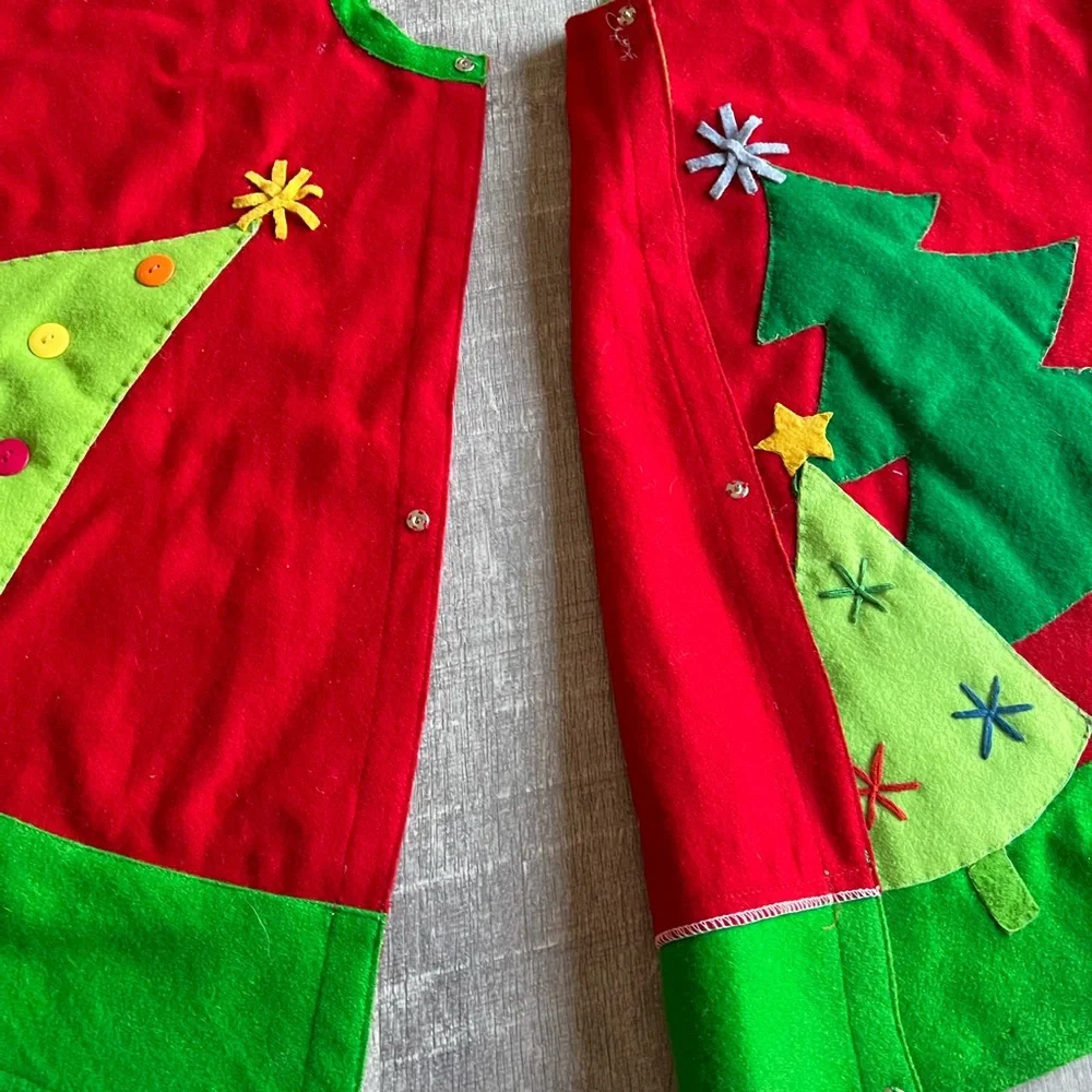 CRATE & BARREL 52 Inches Round Tie Close Red/Ivory Jolly Tree Skirt Wool Blend